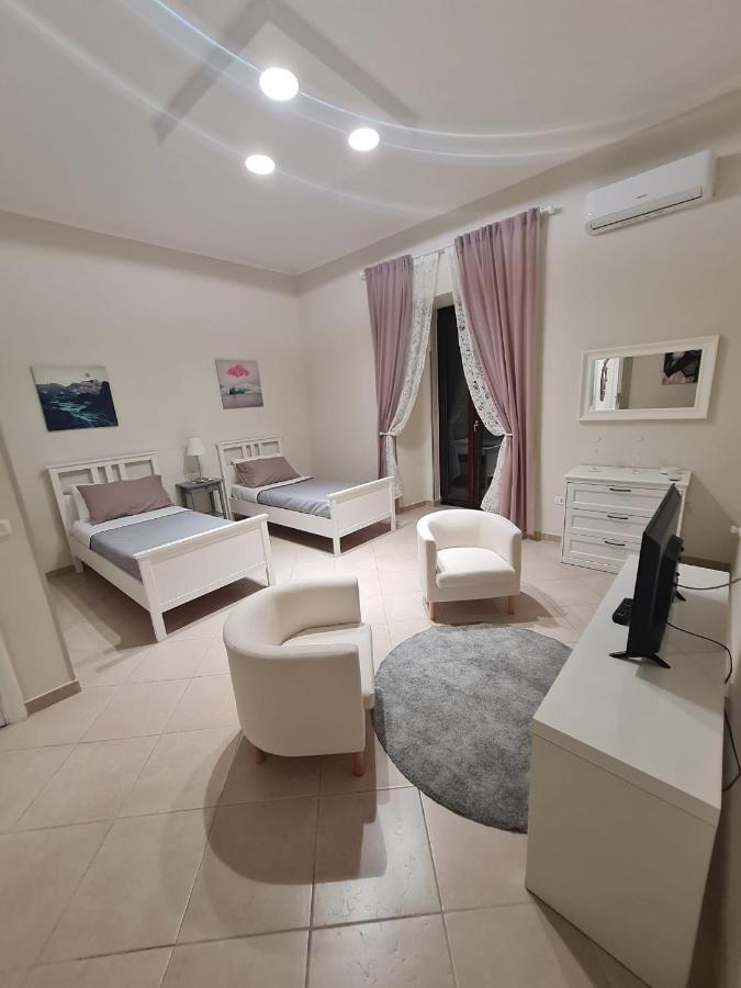 Palizzi'S Home Behind Plebiscite Square Napels Buitenkant foto